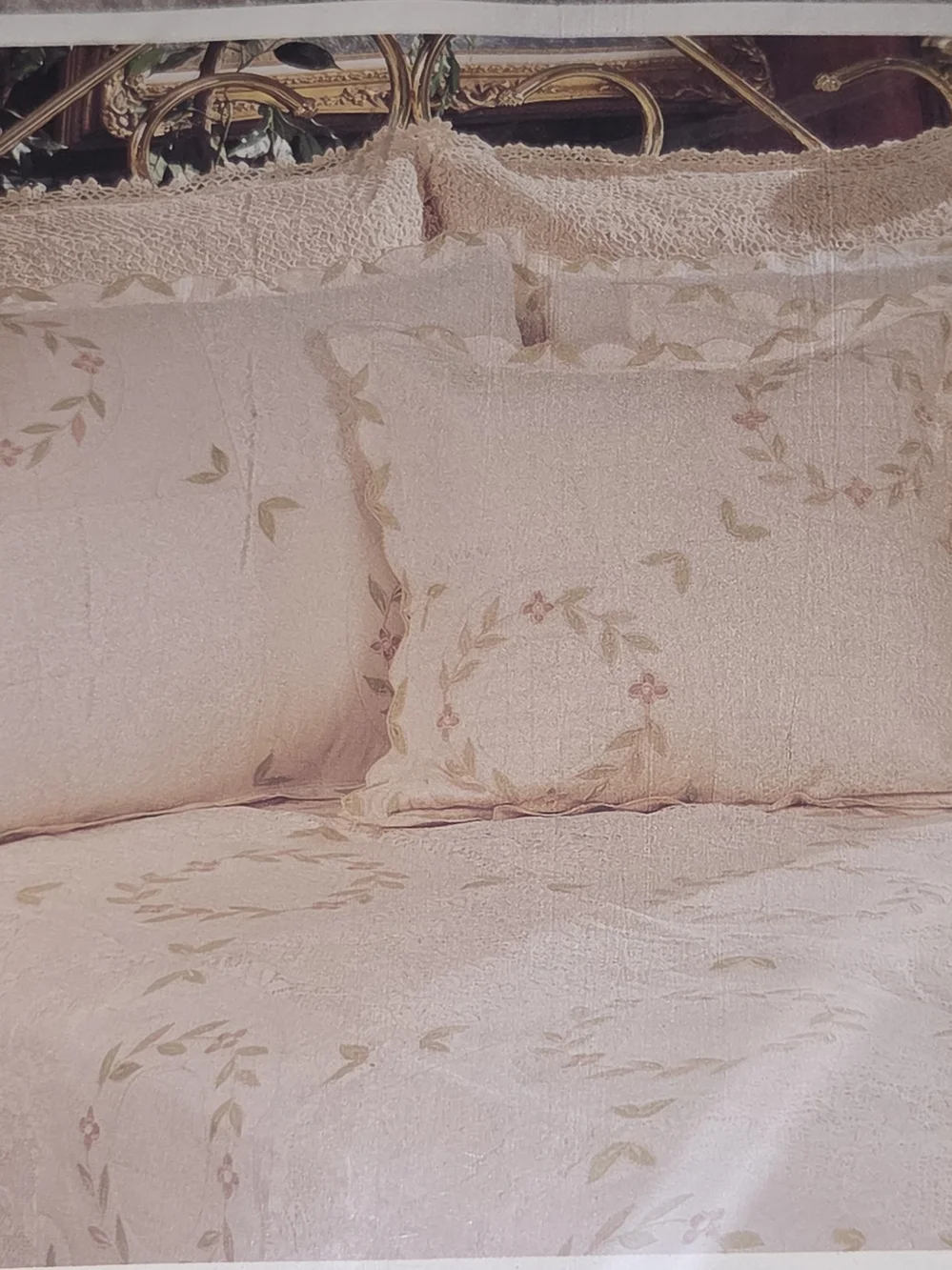 Full/Queen Bed Quilt And Pillow Shams